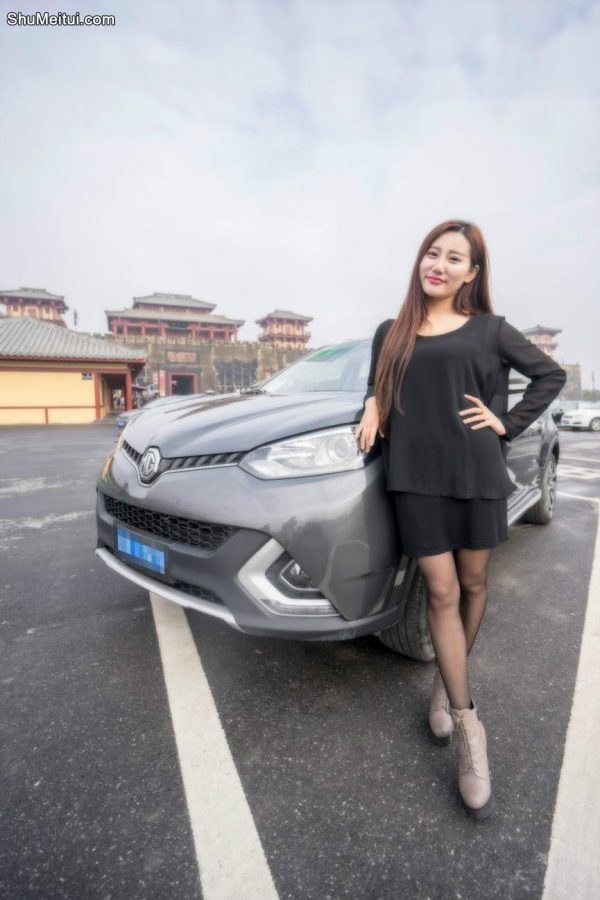 长发媳妇穿黑丝靴子拍车模写真[第11张/共16张]