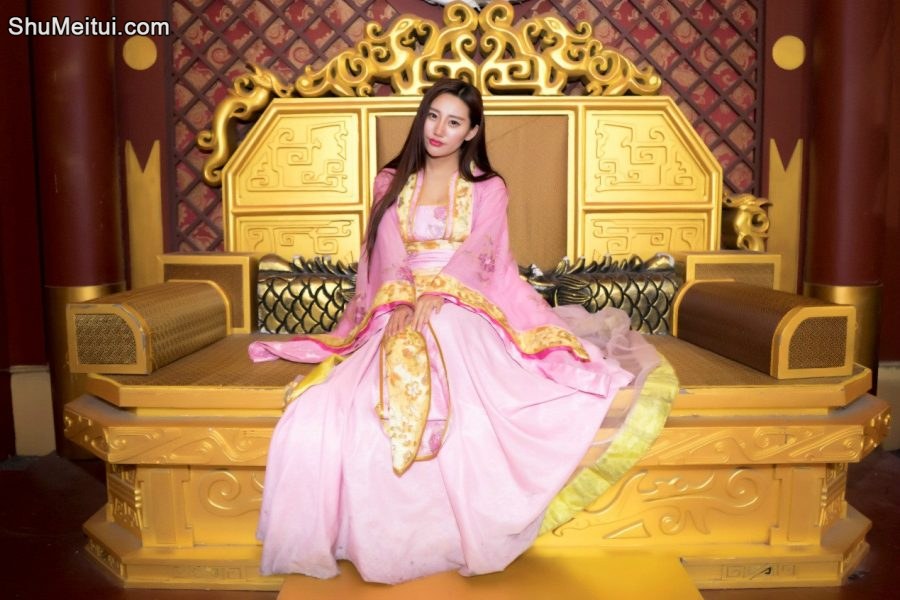 长发媳妇穿黑丝靴子拍车模写真[第14张/共16张]