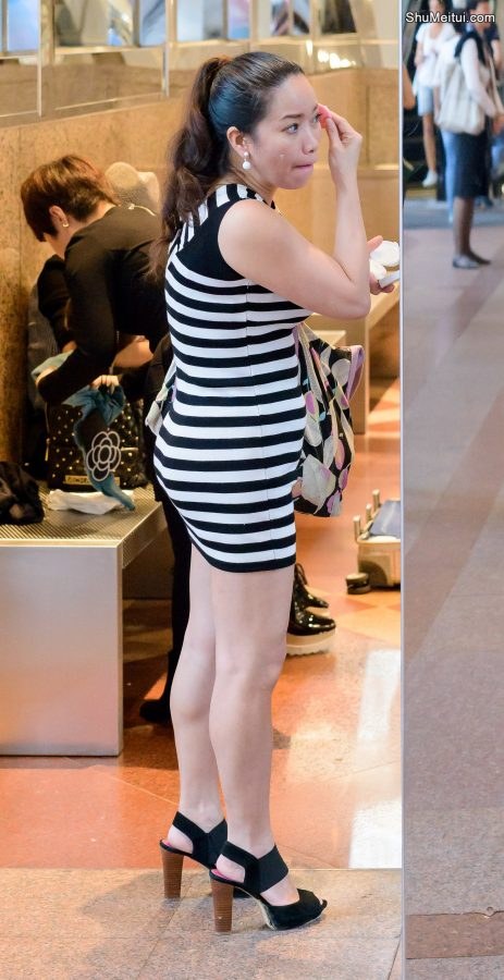 趁着没事补个妆，一看大姐就是讲究人[第2张/共6张]