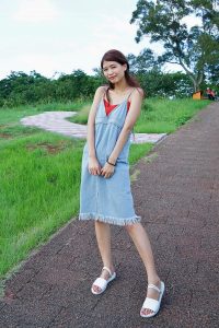 穿平底凉鞋的美腿人妻在巨石阵游玩