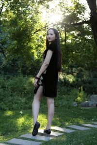 给一位气质美姐拍照，黑色短旗袍美腿性感