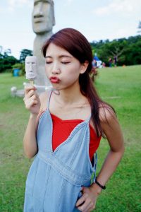 穿平底凉鞋的美腿人妻在巨石阵游玩