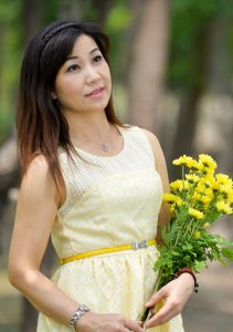 成熟的美女芝姐穿高跟鞋肉色丝袜拍照片