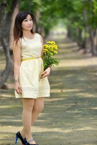 成熟的美女芝姐穿高跟鞋肉色丝袜拍照片