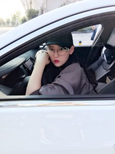 酷帅的美腿眼镜人妻车内秀足