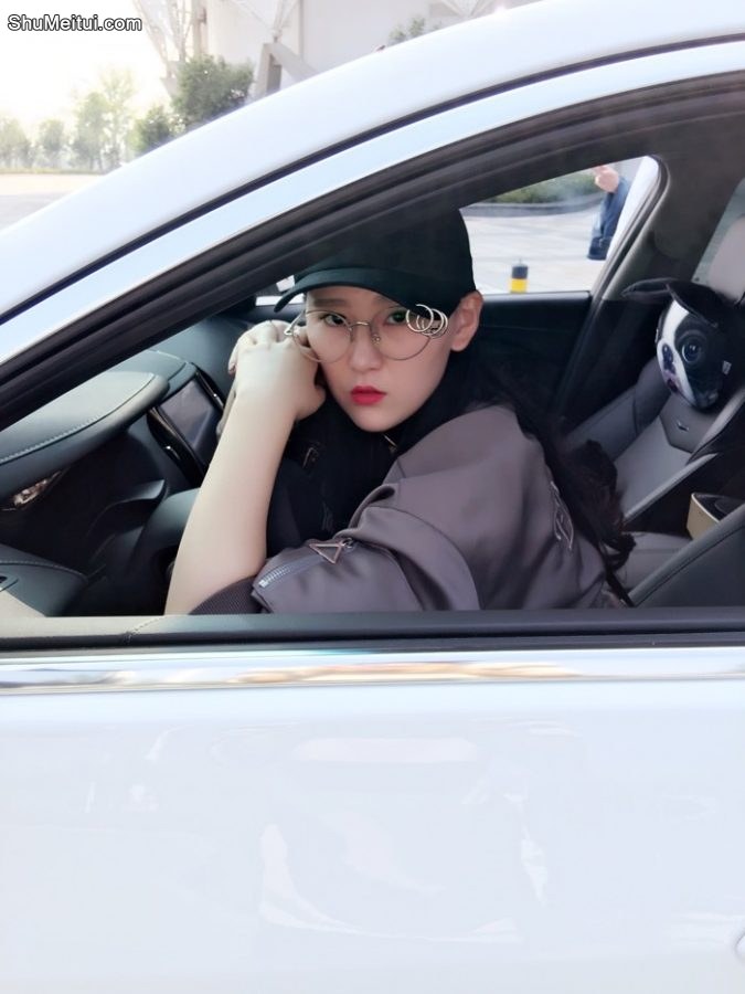 酷帅的美腿眼镜人妻车内秀足[第9张/共18张]