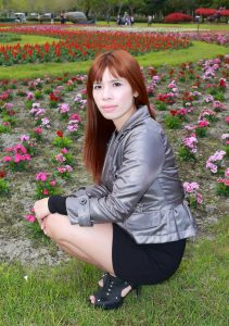 染了黄发的人妻在草坪上秀腿