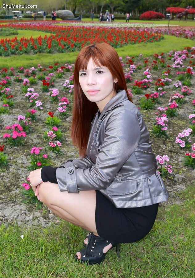 染了黄发的人妻在草坪上秀腿[第10张/共11张]