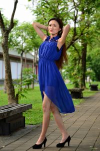 在公园给一位长发姐姐拍照美腿发亮涂了某种液体