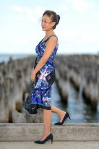 低胸美妇在海边脱了高跟鞋狂秀美足