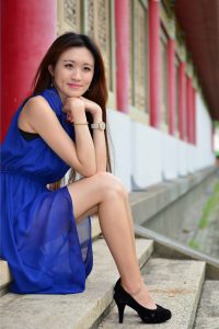 在公园给一位长发姐姐拍照美腿发亮涂了某种液体