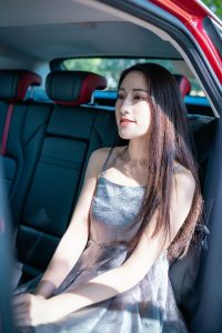 开哈弗的漂亮美女穿肉丝高跟鞋露背车模照片