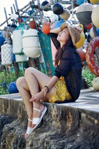 极品人妻在渔村旅行不时露出大腿