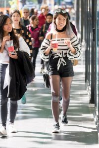 走一路喝一路的俩美女，年轻够活力