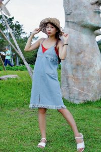 穿平底凉鞋的美腿人妻在巨石阵游玩