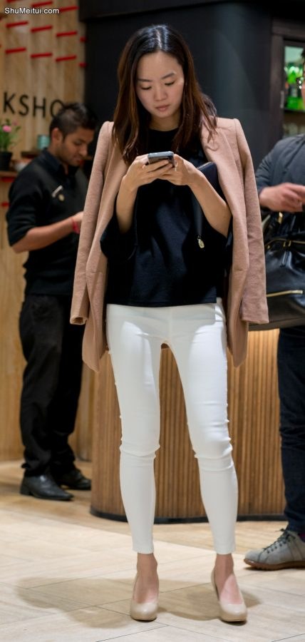 一直盯着手机看的美妇，身材杠杠的好[第3张/共7张]