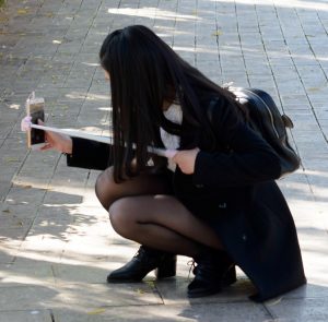 喜欢拿手机拍照的黑丝美女独自一人去踏青