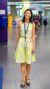 表情很丰富的华裔少妇，就是太瘦了点