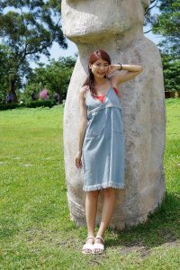 穿平底凉鞋的美腿人妻在巨石阵游玩