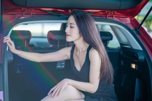 开哈弗的漂亮美女车内展示肉色丝袜美腿