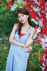 穿平底凉鞋的美腿人妻在巨石阵游玩