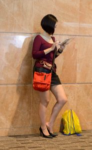 地铁站等车的熟妇大姐，也是机不离手呀