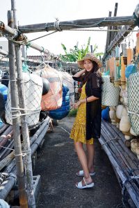 极品人妻在渔村旅行不时露出大腿