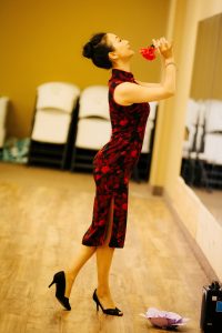 何姐和她的旗袍朋友穿各种各样的旗袍拍照片