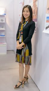 展会上的美少妇，把旁边的老头迷的神魂颠倒