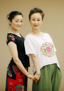 何姐和她的旗袍朋友穿各种各样的旗袍拍照片