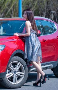 开哈弗的漂亮美女穿肉丝高跟鞋露背车模照片
