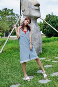 穿平底凉鞋的美腿人妻在巨石阵游玩