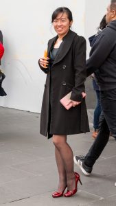 指点江山的黑衣大姐一下子就发现了我，好本领