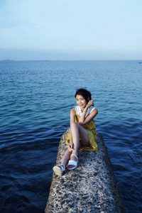 极品人妻在渔村旅行不时露出大腿