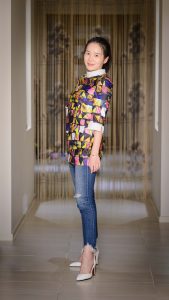 两位闺蜜在家的沙发上狂秀脚丫子