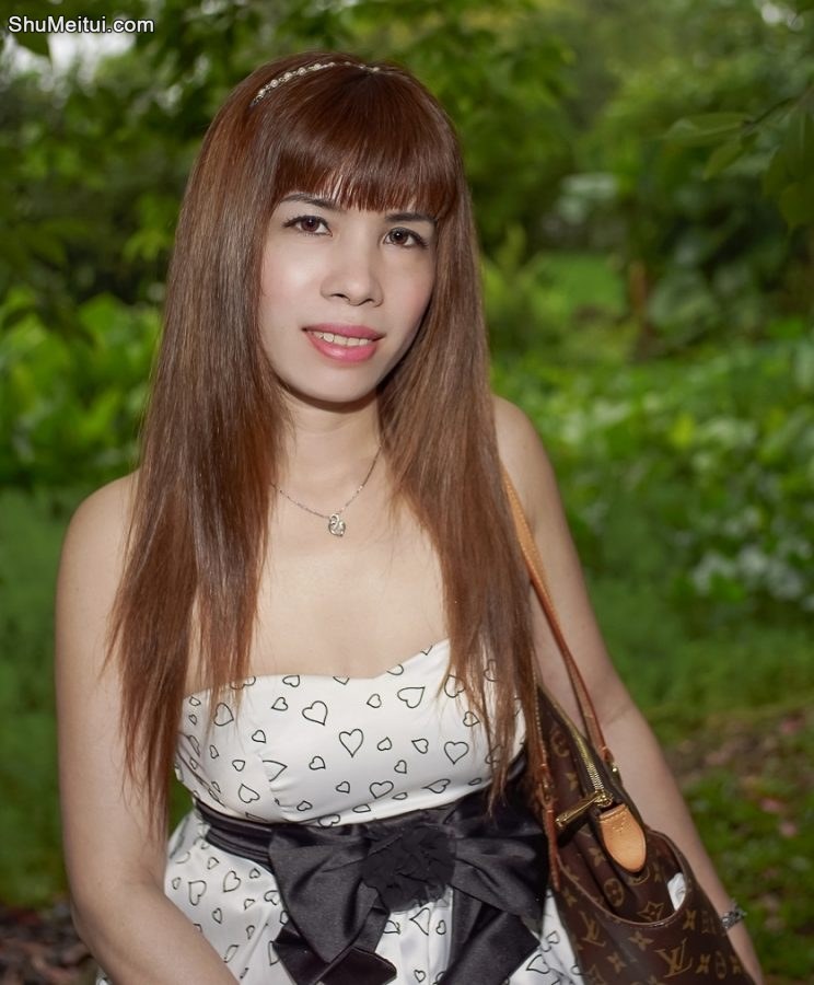 爬山喜欢穿短裙的王翠嫂，后面跟了好几个老头，嘿嘿[第7张/共16张]