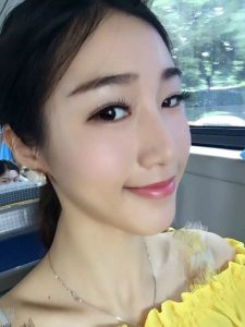吉利车主老婆美腿拍写真亮点自寻