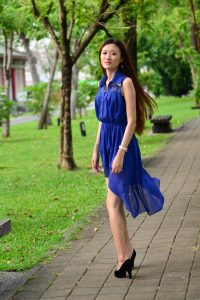 在公园给一位长发姐姐拍照美腿发亮涂了某种液体