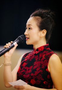 何姐和她的旗袍朋友穿各种各样的旗袍拍照片