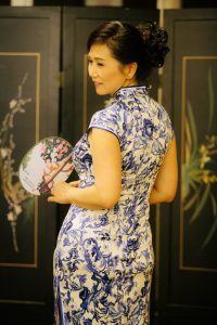 何姐和她的朋友们统一身着青花瓷旗袍排练