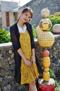 极品人妻在渔村旅行不时露出大腿