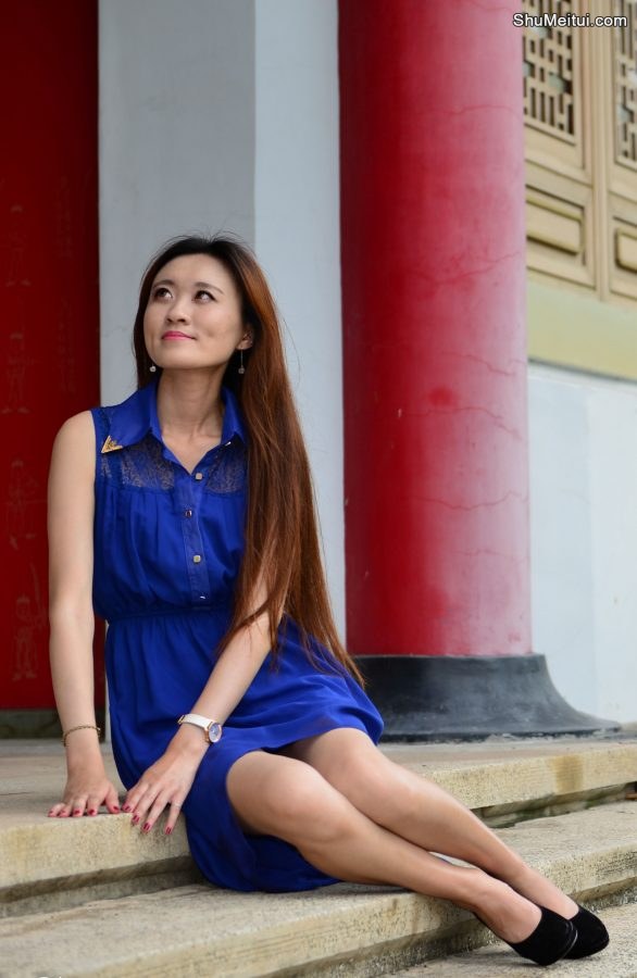 在公园给一位长发姐姐拍照美腿发亮涂了某种液体[第59张/共65张]