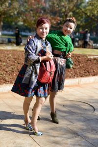 陪闺女去相亲的熟妇大姐，这母女俩真像呀