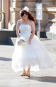 教堂外的新婚燕尔，新娘看起来是相当高兴呀