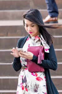 黑衣花裙的美妇简直美翻了，我的哈喇子跟不要钱似的