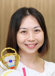 爱笑的美姐月姐在家拍照片秀美腿