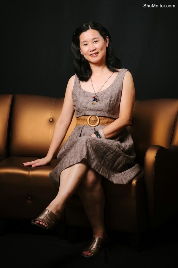 何姐和她的朋友们室内合影有穿高跟的有光脚的[第11张/共13张]