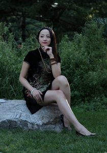 给一位气质美姐拍照，黑色短旗袍美腿性感