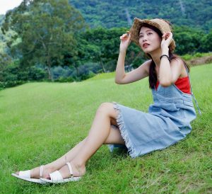 穿平底凉鞋的美腿人妻在巨石阵游玩