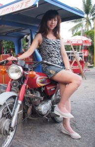 尹嫂放假去海边玩儿各种露腿